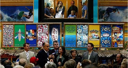 20080128-Giuliani-Surf-Shop-by-Litherland-NYTimes